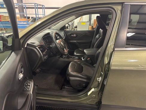 Used 2019 Jeep Cherokee Latitude Plus w/ Cold Weather Group image 10