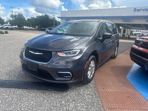 Used 2023 Chrysler Pacifica Touring-L FWD image 8
