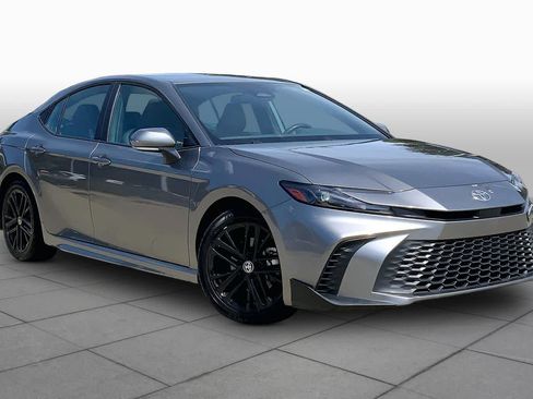 Used 2025 Toyota Camry SE FWD image 3