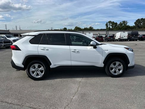 Used 2020 Toyota RAV4 XLE image 3