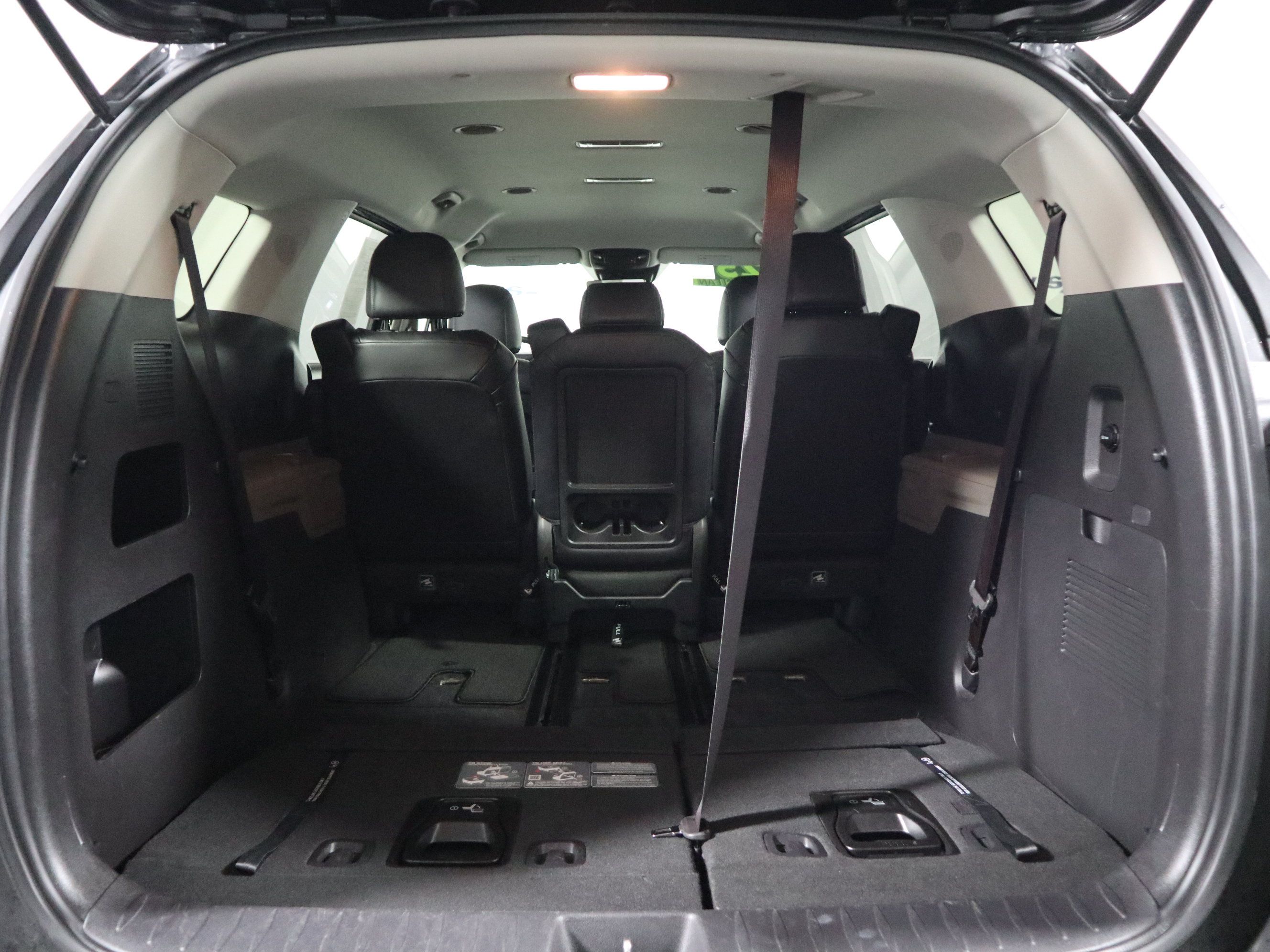 Used 2025 Kia Carnival FWD image 8