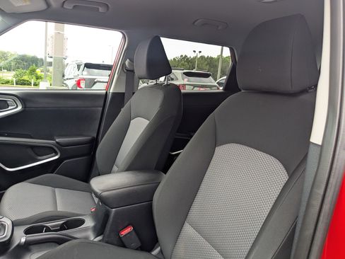 Used 2025 Kia Soul LX FWD image 14