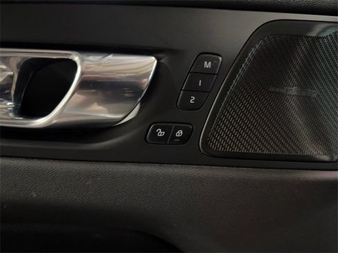 Used 2022 Volvo XC60 B5 Momentum image 16