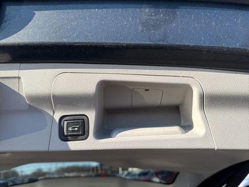 Used 2020 GMC Acadia SLT w/ Premium Package image 32