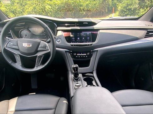 Certified 2025 Cadillac XT5 Luxury FWD image 16