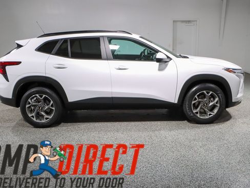 Used 2024 Chevrolet Trax LT w/ Sunroof Package FWD image 6