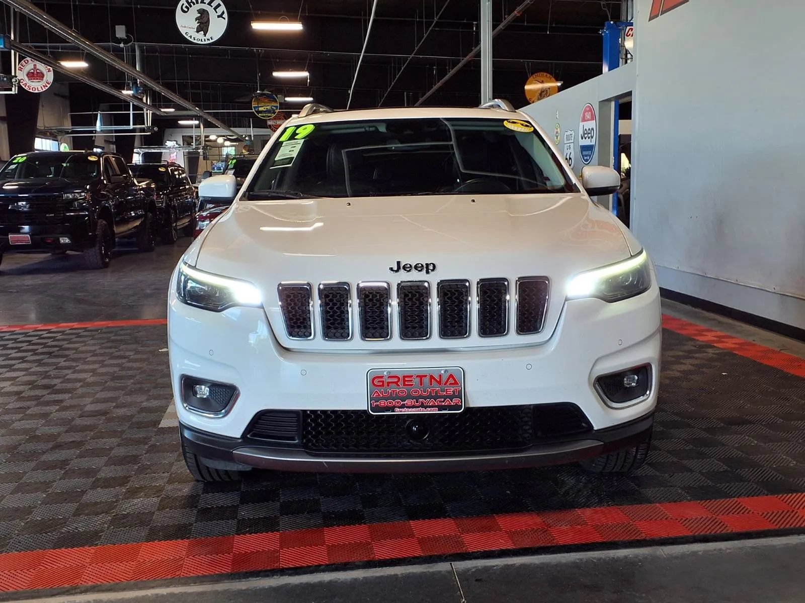 Used 2019 Jeep Cherokee Limited w/ Luxury Group AWD/4WD image 2