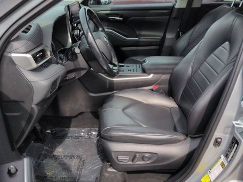 Used 2021 Toyota Highlander XLE AWD/4WD image 8