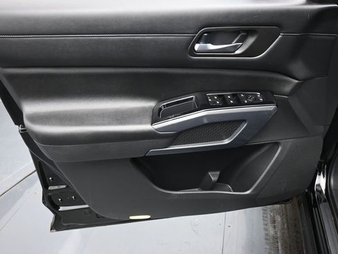 Used 2022 Nissan Pathfinder SL image 9