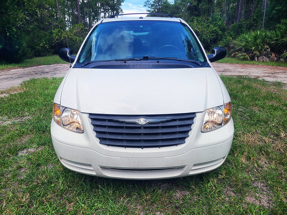 Used 2007 Chrysler Town & Country w/ Popular Equipment Group I FWD image 2