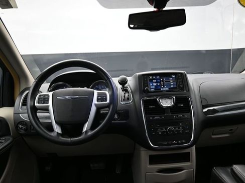 Used 2016 Chrysler Town & Country Touring-L w/ Driver Convenience Group image 31