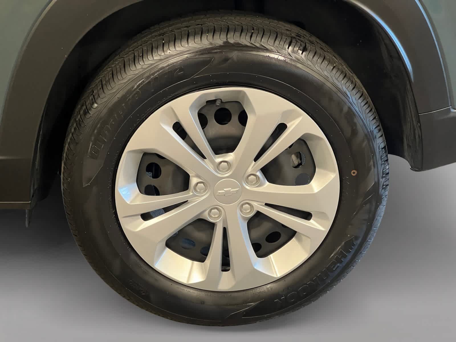 Used 2025 Chevrolet Trax LS FWD image 19