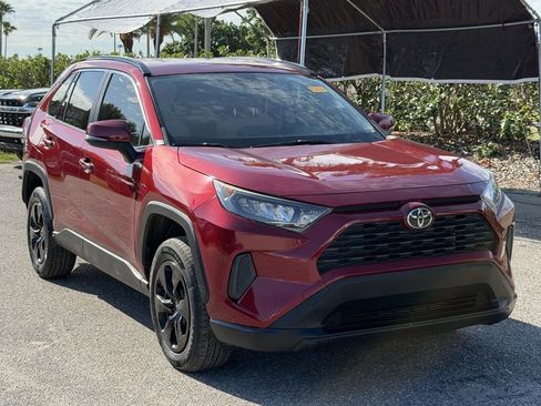 Used 2019 Toyota RAV4 LE FWD image 2