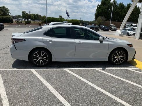 Used 2024 Toyota Camry SE FWD image 8