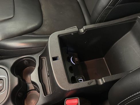 Used 2019 Jeep Cherokee Latitude Plus w/ Comfort/Convenience Group image 37