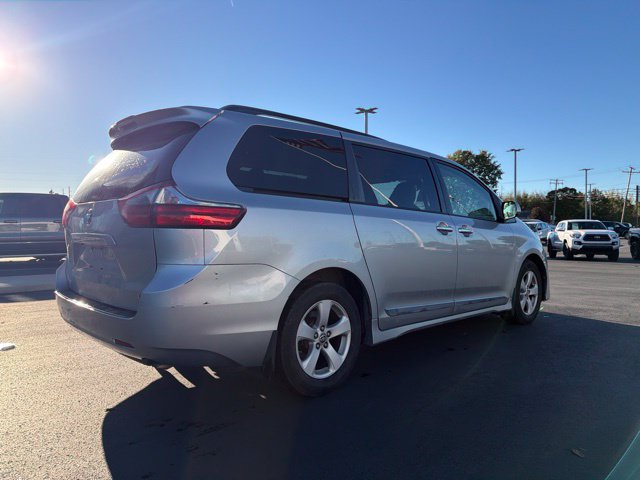 Used 2020 Toyota Sienna LE w/ LE Preferred Package FWD image 7