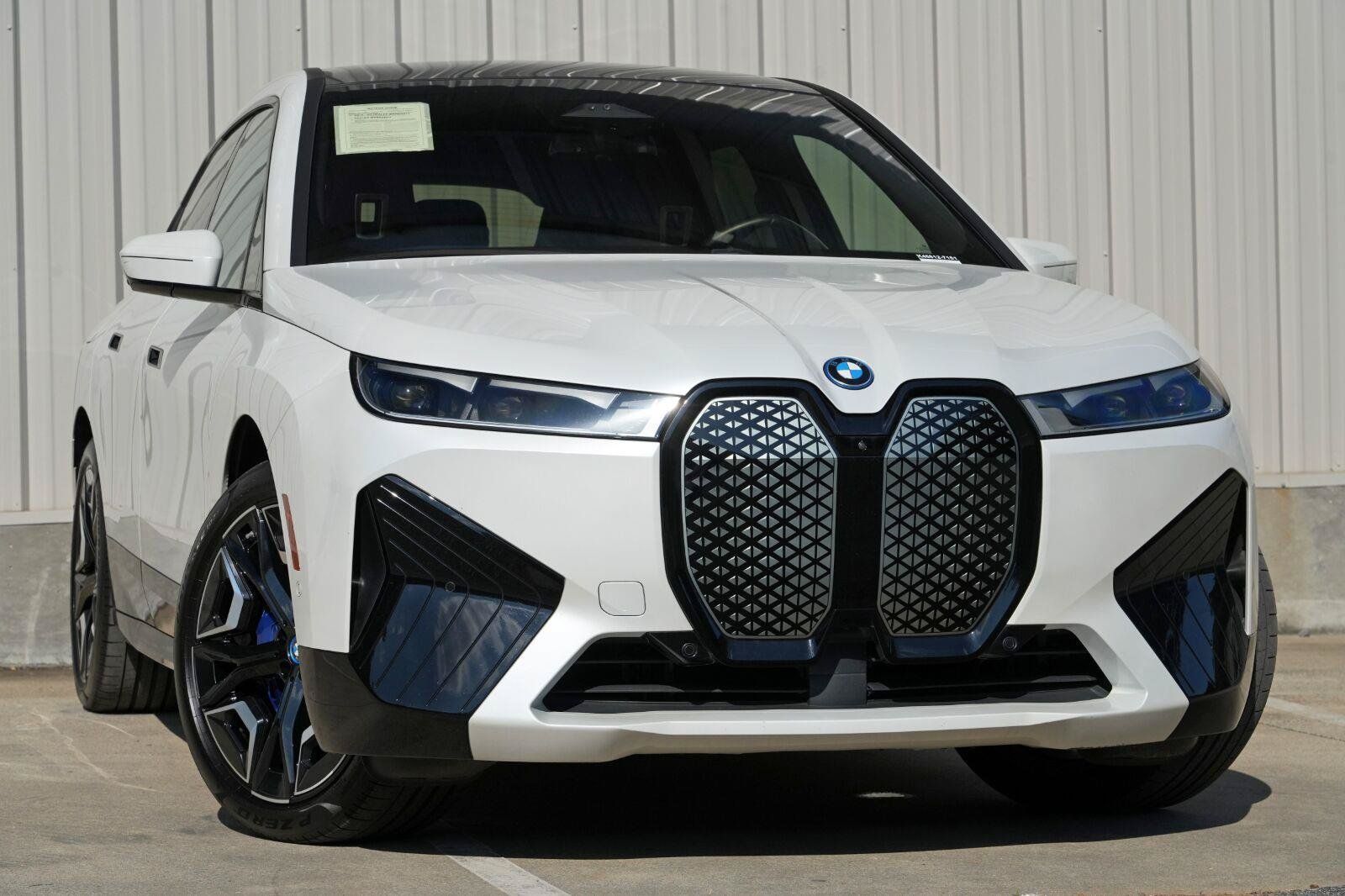Used 2022 BMW iX xDrive50 w/ Premium Package AWD/4WD image 3