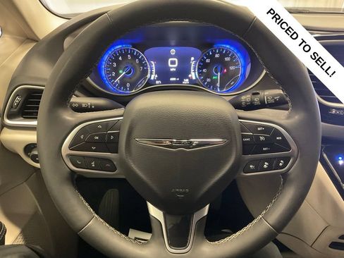 Used 2024 Chrysler Pacifica Touring-L FWD image 2