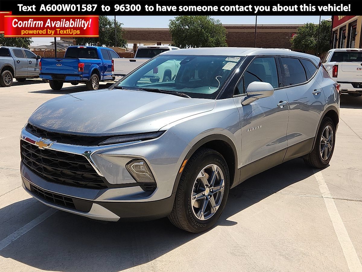 Used 2025 Chevrolet Blazer LT FWD image 1