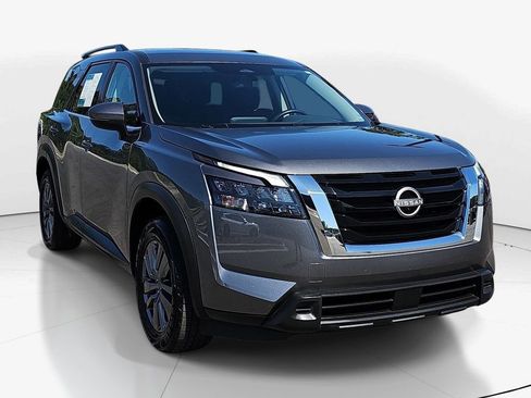 Used 2025 Nissan Pathfinder SV FWD image 3