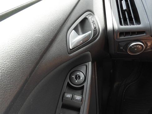 Used 2018 Ford Focus SE FWD image 17