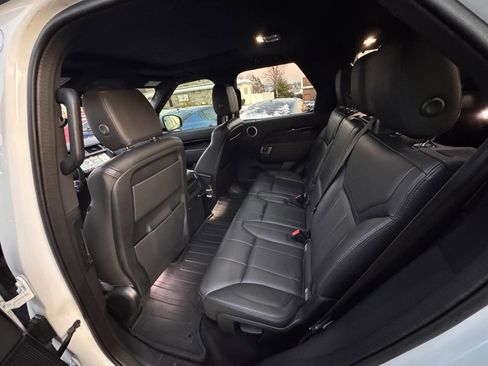 Used 2020 Land Rover Discovery SE image 13