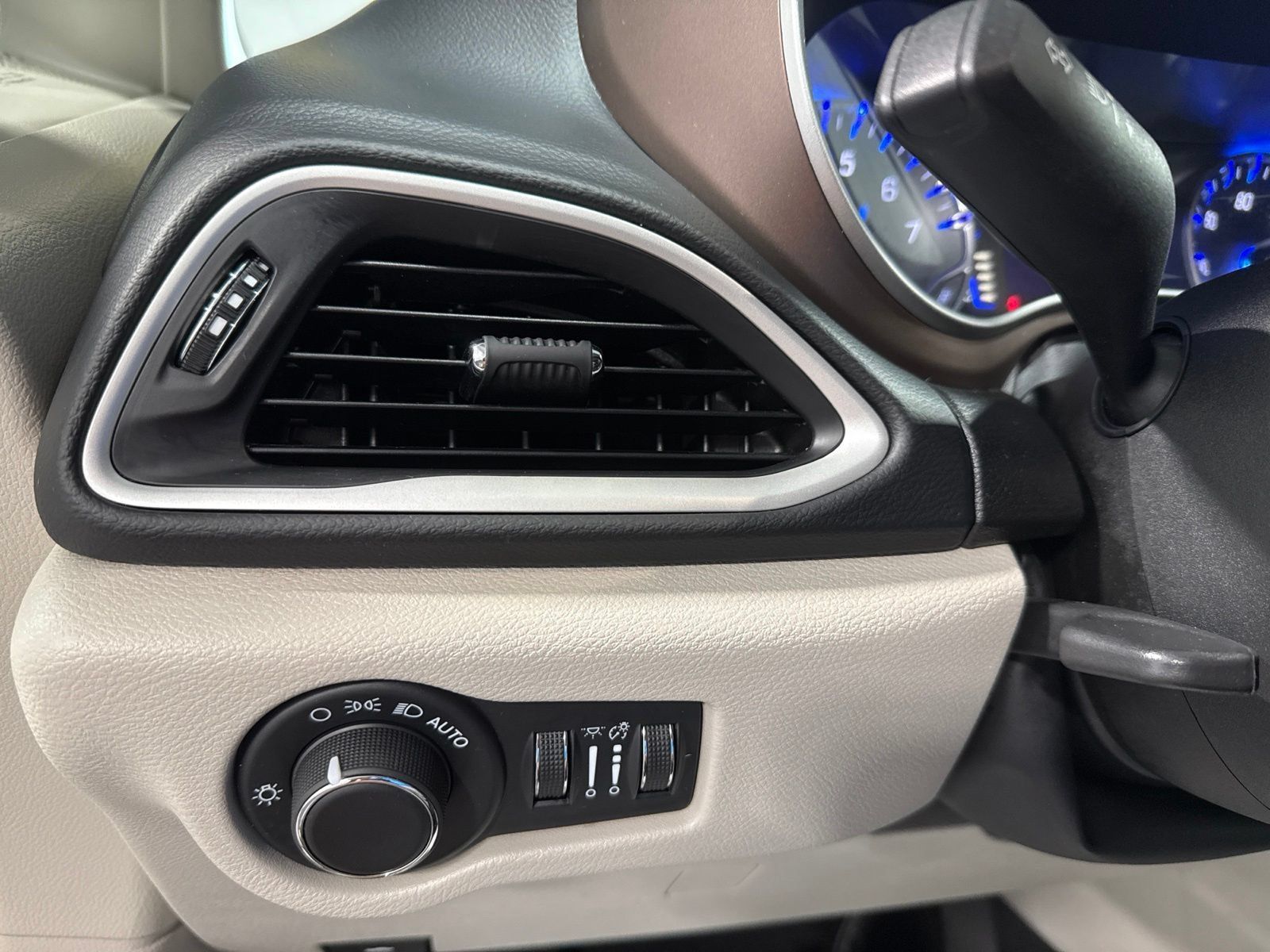 Used 2023 Chrysler Voyager LX FWD image 43