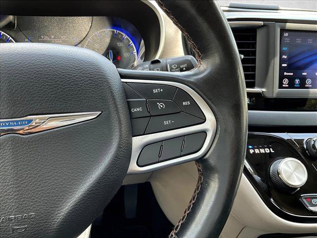 Used 2020 Chrysler Pacifica Touring-L FWD image 17