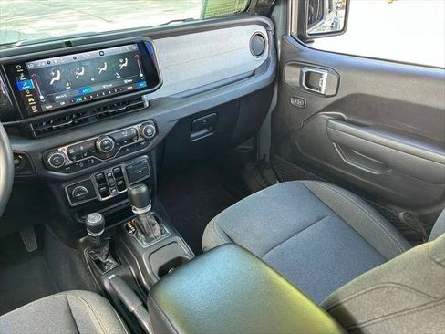 Certified 2025 Jeep Gladiator Sport AWD/4WD image 12