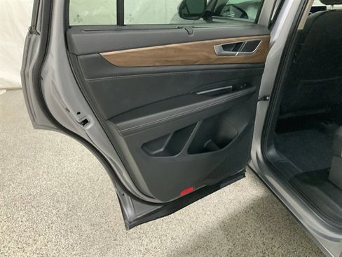 Used 2025 Volkswagen Atlas SE AWD/4WD image 17