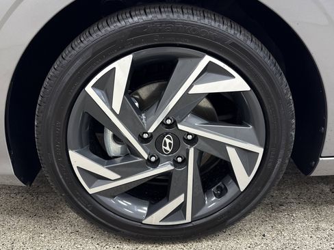 Used 2024 Hyundai Elantra Limited image 2