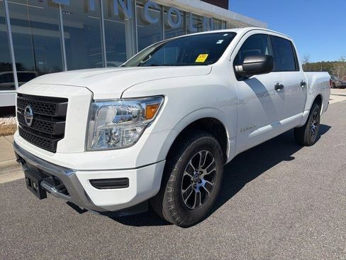 Used 2022 Nissan Titan SV image 11