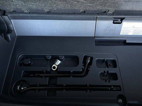 Used 2020 Toyota Highlander XLE image 29