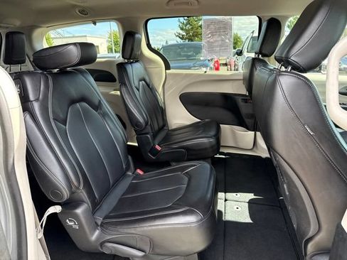 Used 2023 Chrysler Pacifica Touring-L FWD image 10