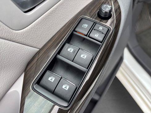 Used 2016 Toyota Sienna XLE Premium FWD image 34