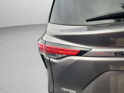 Used 2022 Toyota Sienna XSE FWD image 23