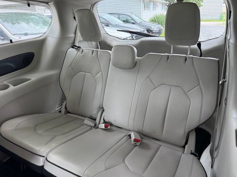 Used 2020 Chrysler Pacifica Limited w/ Advanced Safetytec Group FWD image 20