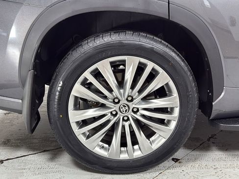 Used 2024 Toyota Highlander Platinum image 23