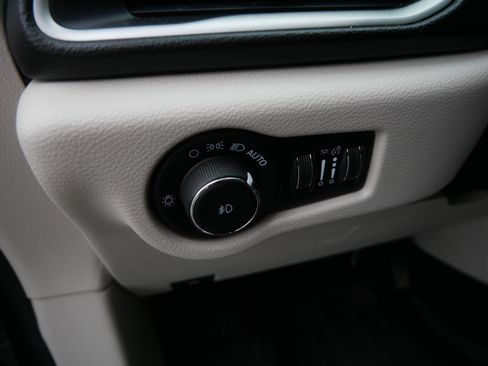 Used 2020 Chrysler Pacifica Touring-L FWD image 23