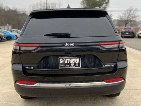 Used 2023 Jeep Grand Cherokee Laredo image 5