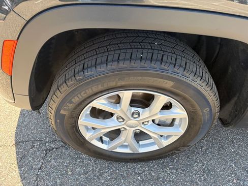 Used 2023 Jeep Grand Cherokee L Limited AWD/4WD image 12