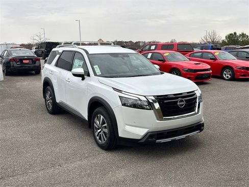 New 2025 Nissan Pathfinder SL image 2