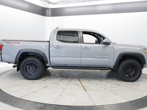 Used 2018 Toyota Tacoma TRD Off-Road AWD/4WD image 7