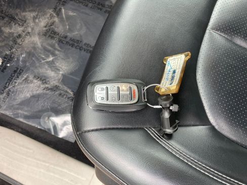 Used 2023 Chrysler Pacifica Touring-L image 27