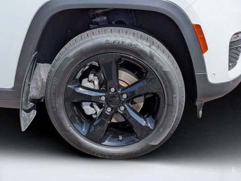 Certified 2023 Jeep Grand Cherokee Limited w/ Luxury Tech Group II AWD/4WD image 10