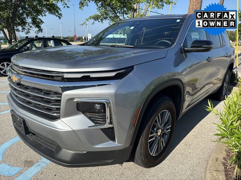 Used 2025 Chevrolet Traverse LT FWD image 2