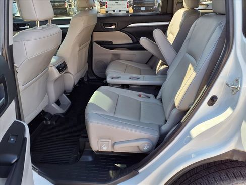 Used 2019 Toyota Highlander XLE image 21
