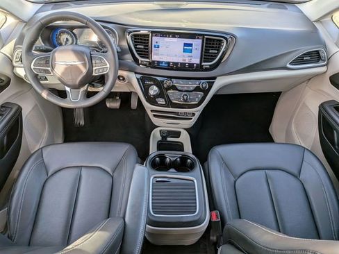 Used 2024 Chrysler Pacifica Touring-L image 24