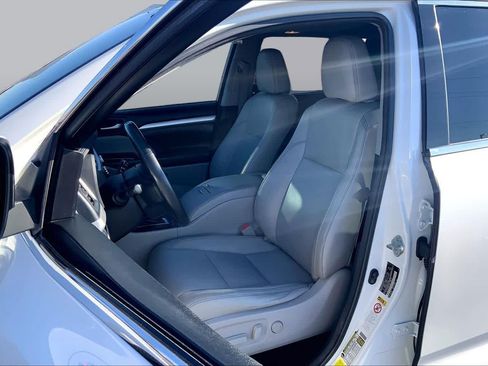 Used 2018 Toyota Highlander XLE w/ Carpet Mat Package (TMS) AWD/4WD image 8