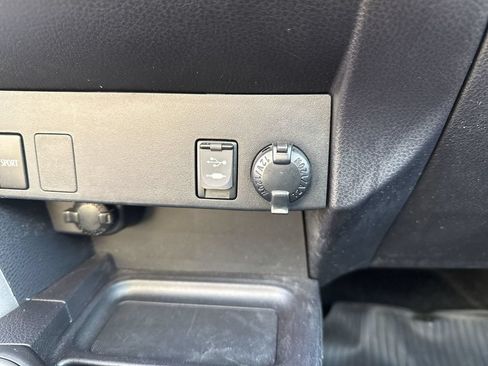 Used 2018 Toyota RAV4 LE FWD image 27